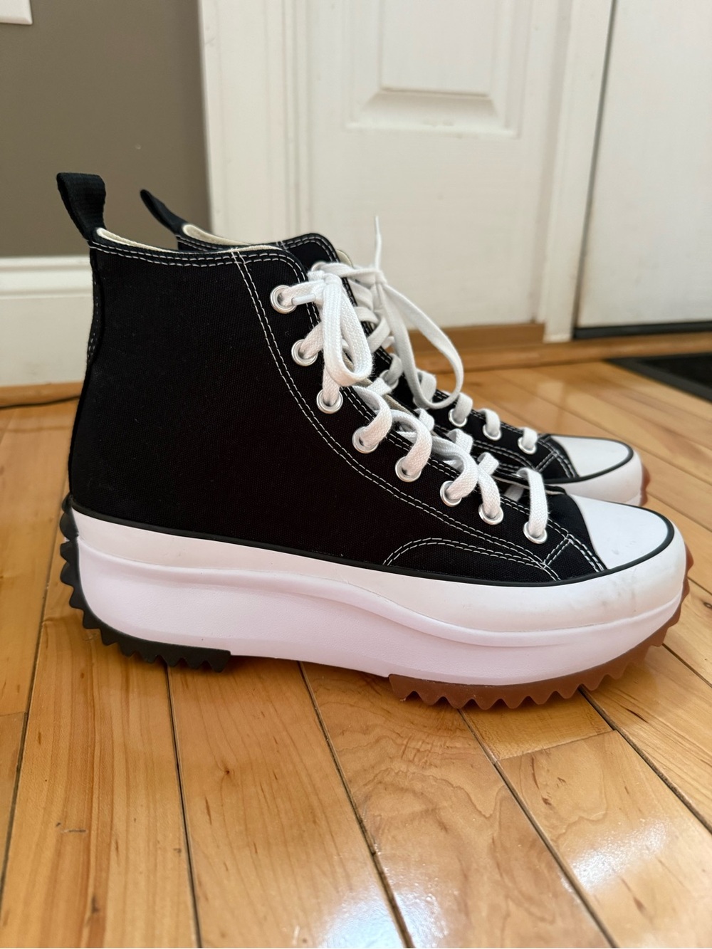 New Without Box Converse Run Star Hike Platform Black And White Men 9 Women 10.5